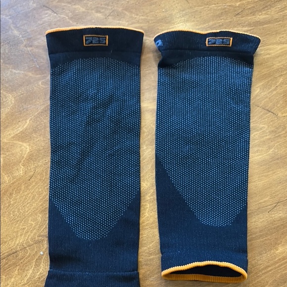 Shock Doctor Knee Sleeves - Picture 3 of 6